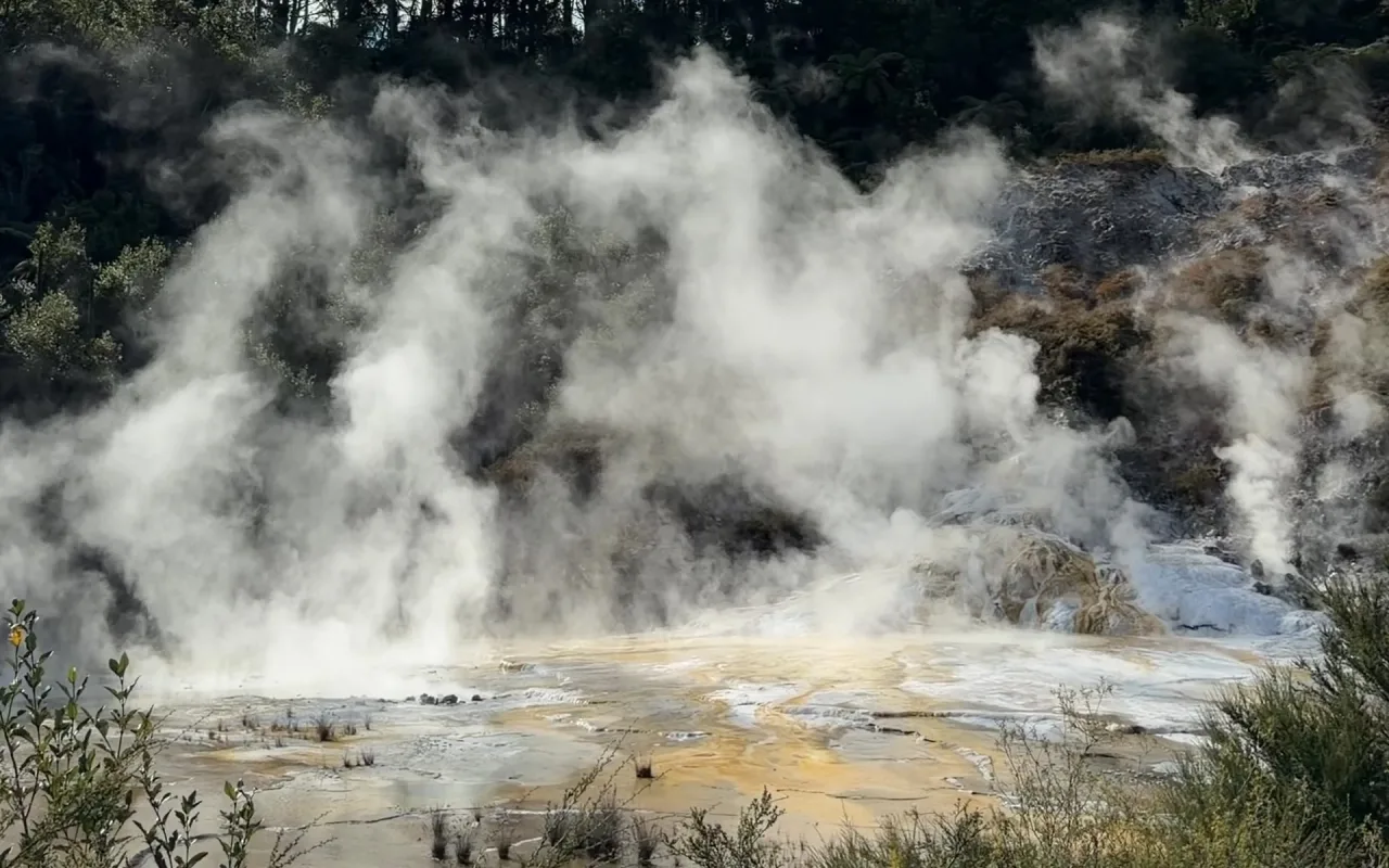Orakei Korako, New Zealand live wallpaper preview