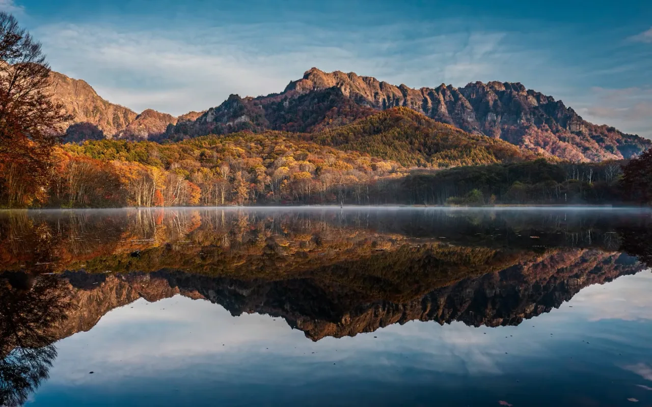 Misty Lake live wallpaper preview