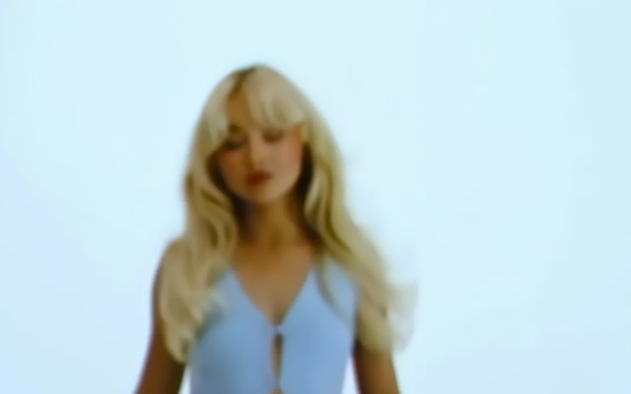 Sabrina Carpenter Kiss live wallpaper preview