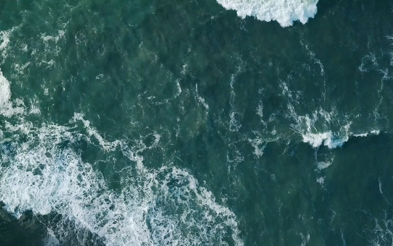 Ocean against Rocks live wallpaper preview