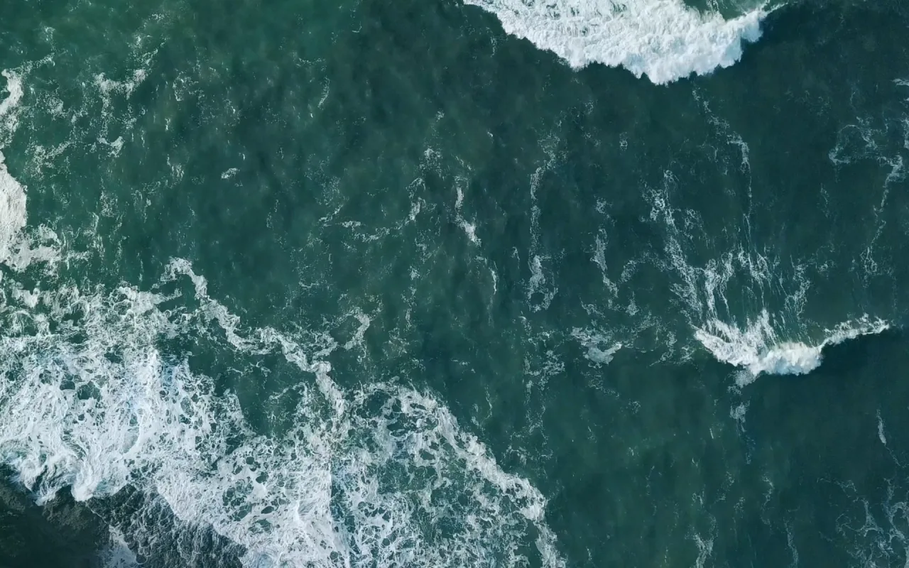 Ocean against Rocks live wallpaper preview